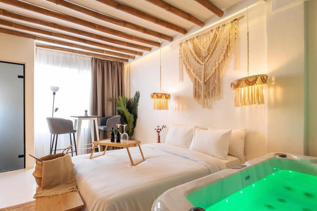 Boho Room-jacuzzi-city Center Apartment