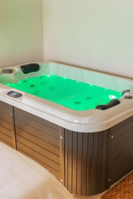 Boho Room-jacuzzi-city Center Apartment *